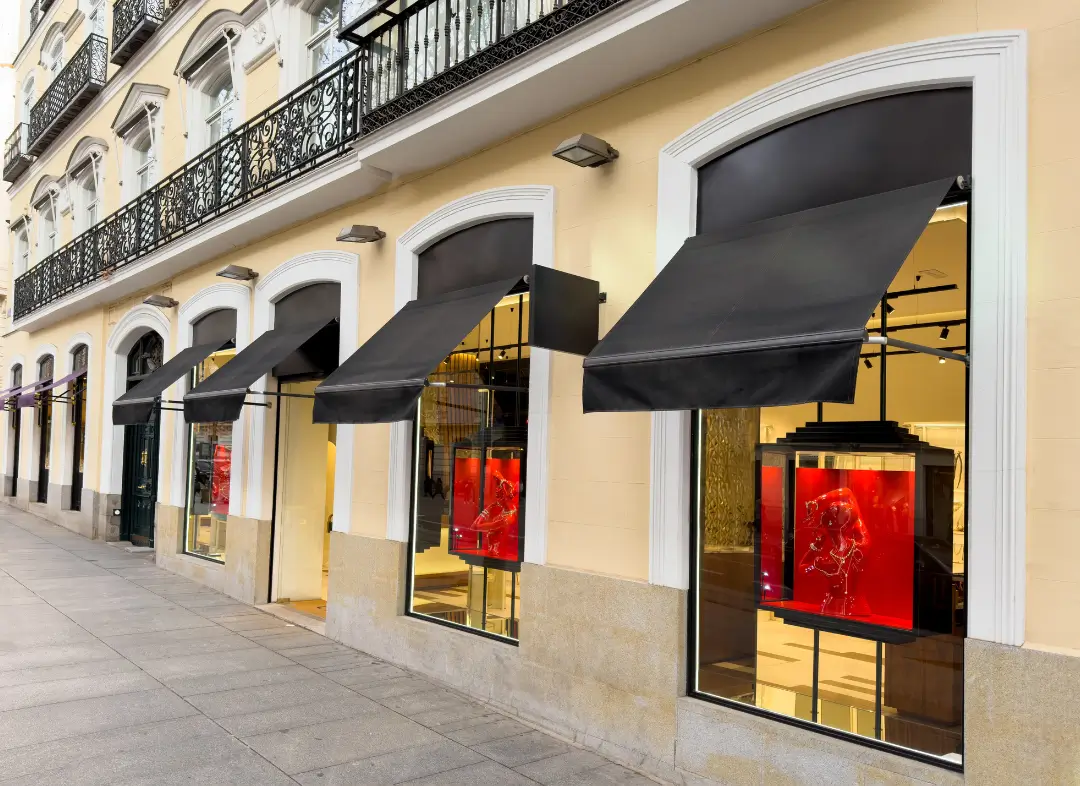Façade vitrine de magasin en aluminium sur mesure à Villeneuve-d'Entraunes